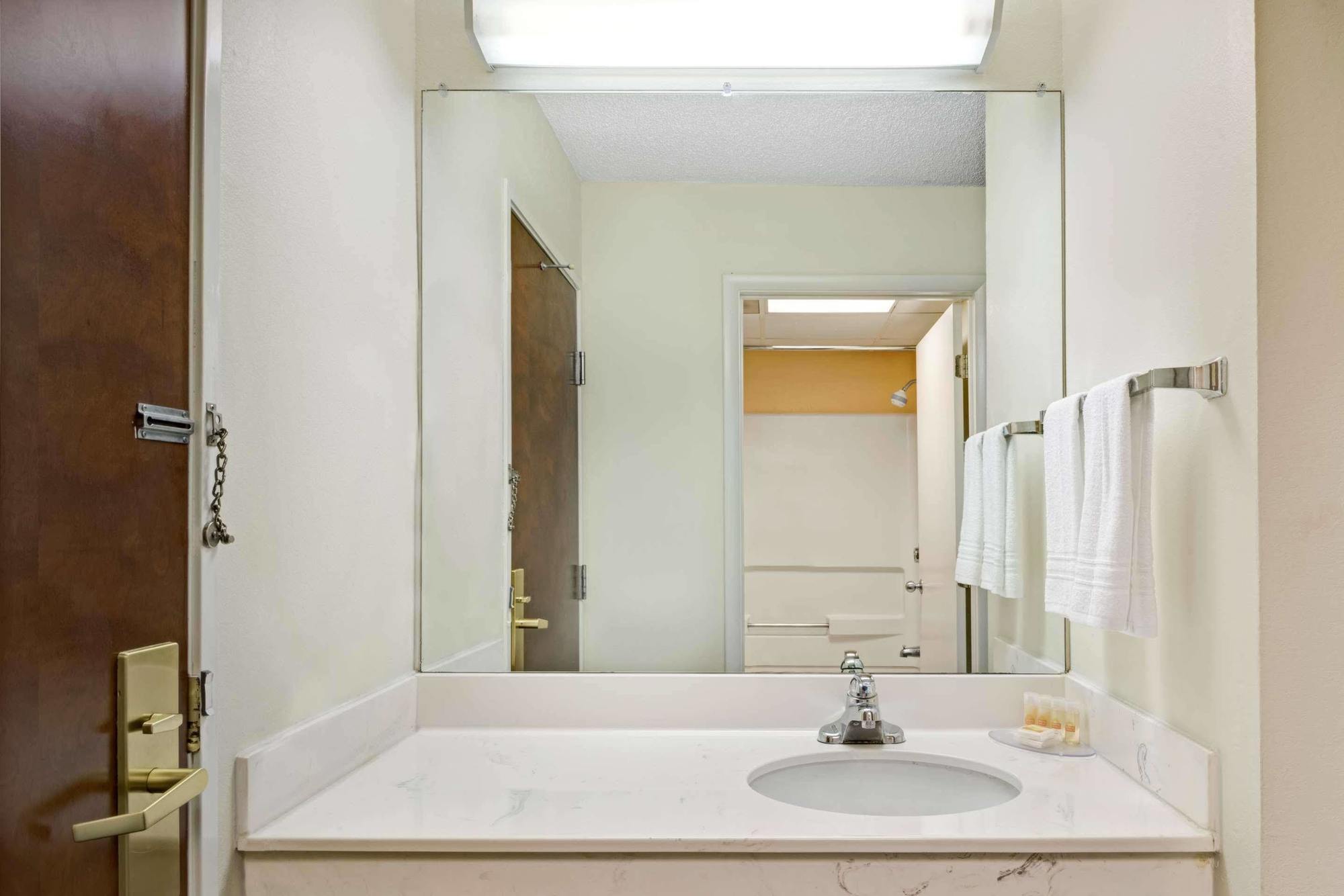 Days By Wyndham Burlington East 2*