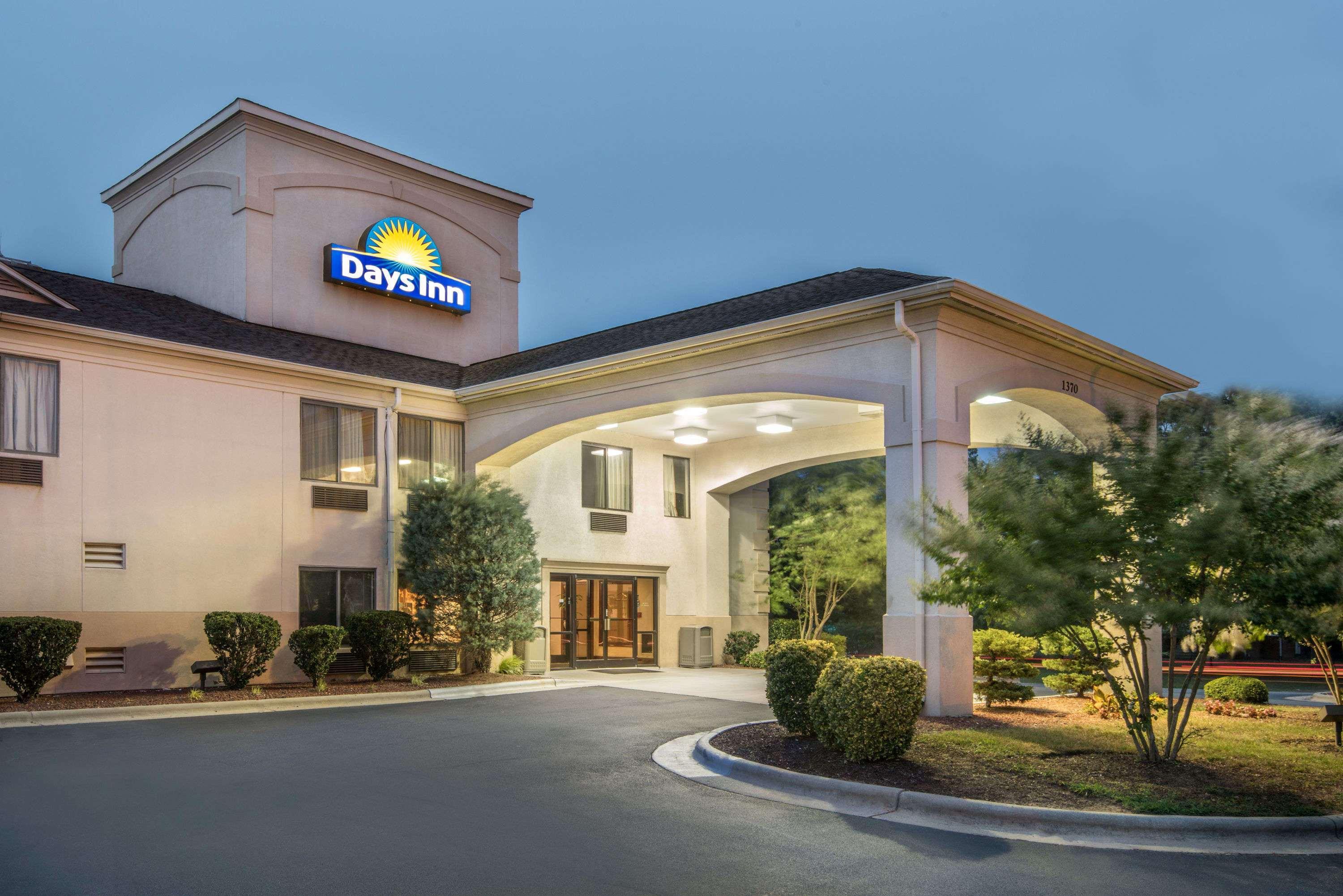 Days By Wyndham Burlington East Hotel