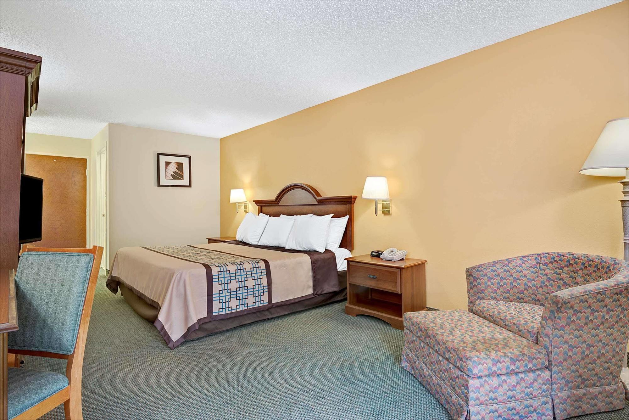Days By Wyndham Burlington East Hotel 2*