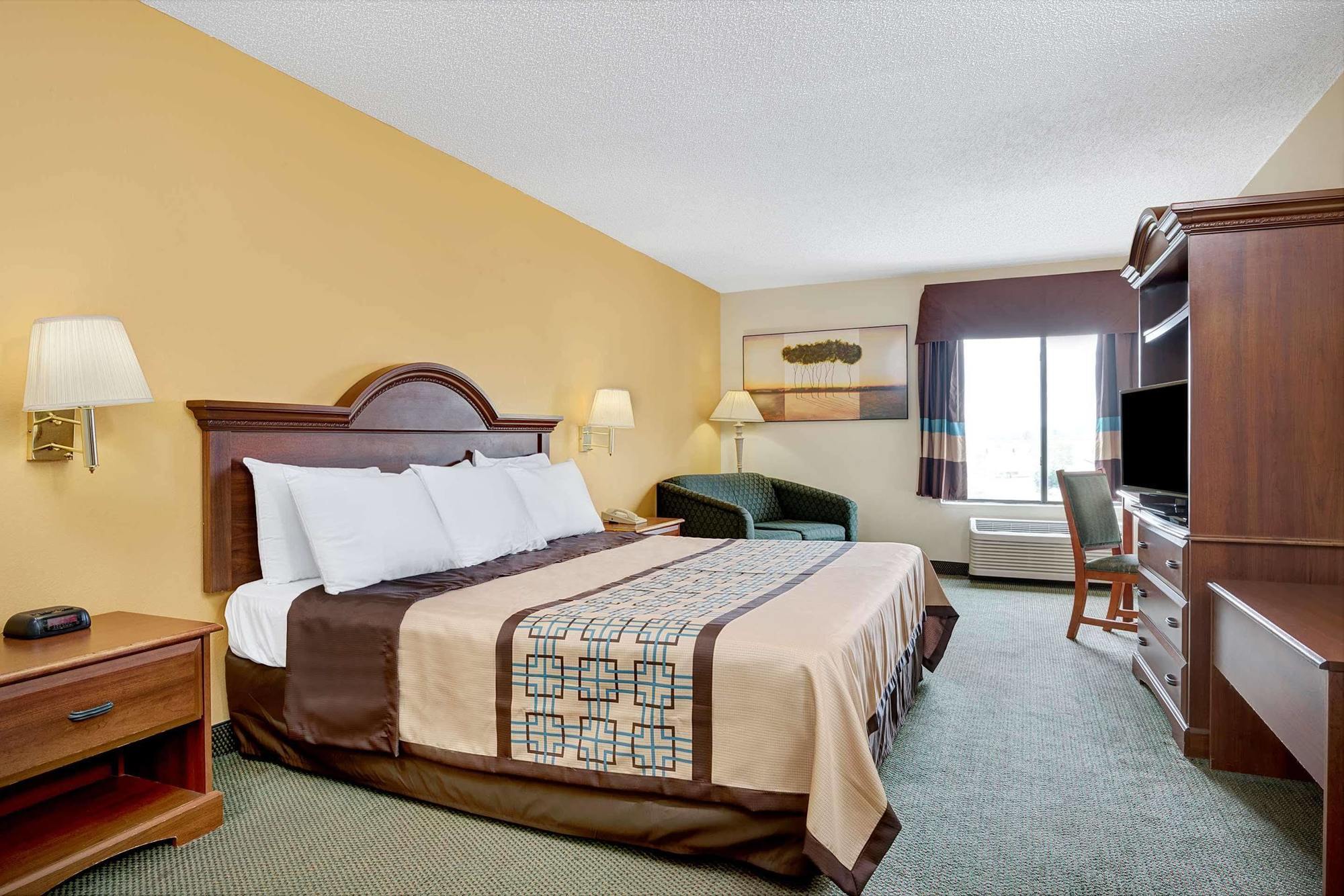 Days By Wyndham Burlington East Hotel 2*